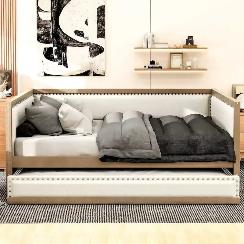 Divã estofado Full Size com cama auxiliar e acabamento com tachas