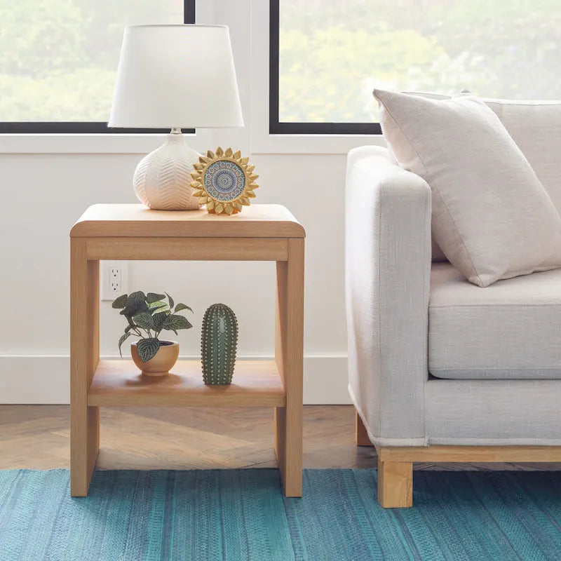 Odkládací stolek se zaoblenými rohy a USB porty