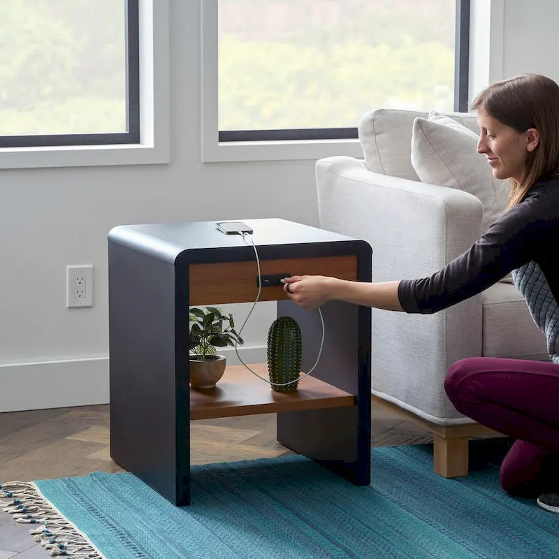 Mesa de apoio com cantos arredondados e portas USB