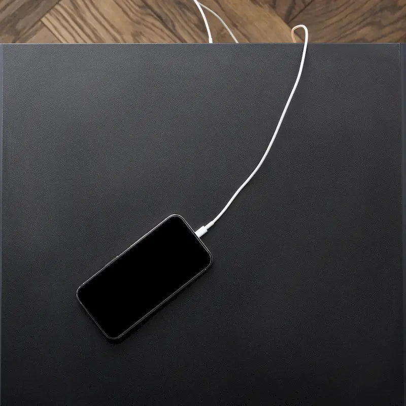 Odkládací stolek se zaoblenými rohy a USB porty