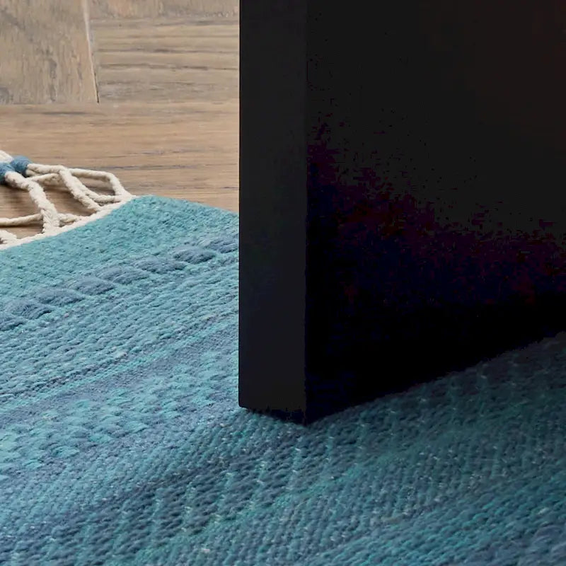 Odkládací stolek se zaoblenými rohy a USB porty