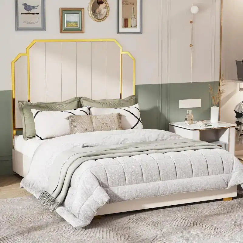 Gepolstertes Queensize-Bettgestell mit 59"-Kopfteil mit Rillenmuster und 4 Schubladen