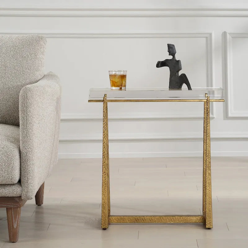 Mesa de apoio com acabamento dourado e tampo de vidro