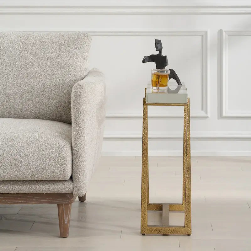 Mesa de apoio com acabamento dourado e tampo de vidro