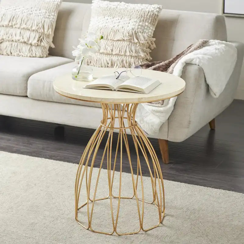 Table d’appoint dorée inspirée d’une fleur avec plateau en marbre crème
