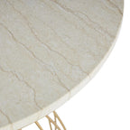 Table d’appoint dorée inspirée d’une fleur avec plateau en marbre crème