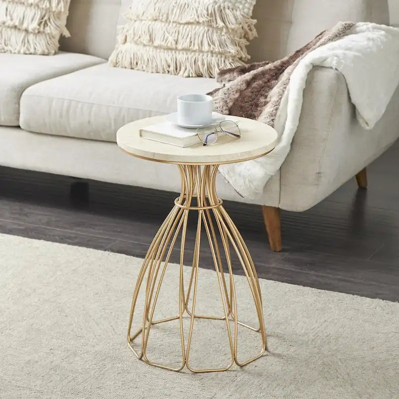 Table d’appoint dorée inspirée d’une fleur avec plateau en marbre crème