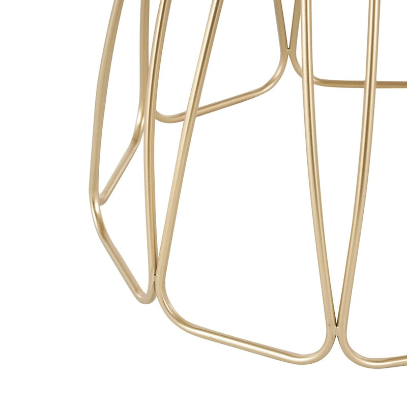 Table d’appoint dorée inspirée d’une fleur avec plateau en marbre crème